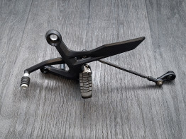 Fussrastetrager vorne links KTM 790 Duke