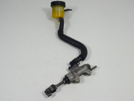 Rempomp achter Honda VFR 800 I