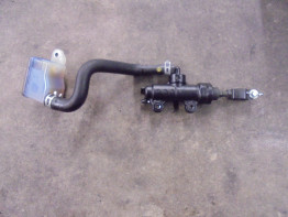 Rempomp achter Suzuki GSX S 1000