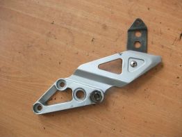Fussrastetrager vorne links Suzuki GSX R 750