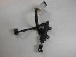 Rempomp achter Honda CB 1000 R