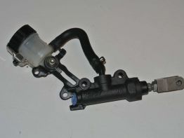 Rempomp achter Honda CBR Fireblade