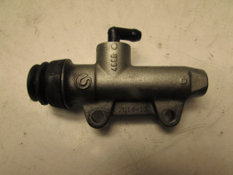 Rempomp achter Ducati Panigale S 1199