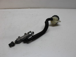 Rempomp achter Honda VFR 800 I