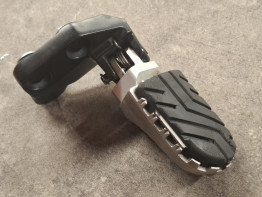 Fussrastetrager vorne rechts Suzuki DL 1000 V STROM
