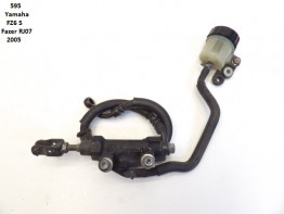 Rempomp achter Yamaha FZ6