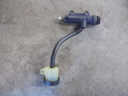 Rempomp achter Aprilia RSV 1000