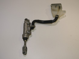 Rempomp achter Suzuki GSR 600