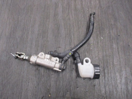 Rempomp achter Yamaha MT 03