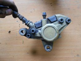 Bremssattel Bremszange vorn links Suzuki GSX F 1100