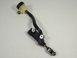 Rempomp achter Yamaha FZ1