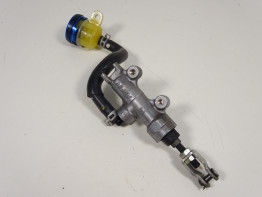 Rempomp achter Suzuki GSX R 750