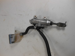 Rempomp achter Suzuki GSX R 750