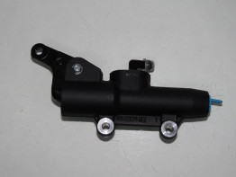 Rempomp achter Moto Guzzi Le Mans 1000