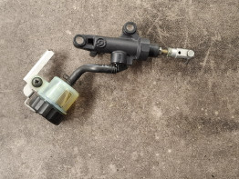 Rempomp achter Yamaha YZF R1