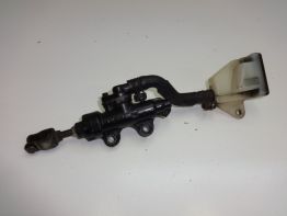 Rempomp achter Suzuki GSX F 1100