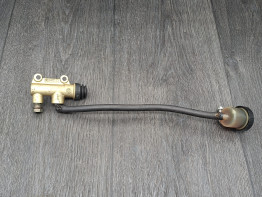 Rempomp achter Aprilia RSV 1000