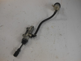 Rempomp achter BMW F 800 S - ST