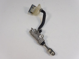 Rempomp achter Suzuki GSR 600