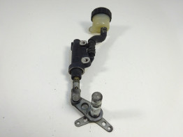 Rempomp achter Yamaha TDM