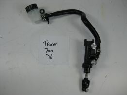 Rempomp achter Yamaha Tracer 700