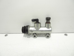 Rempomp achter Ducati 749 999