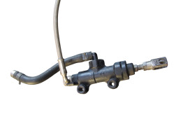 Rempomp achter Triumph 675 Street Triple R