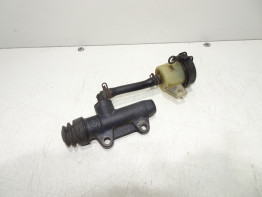 Rempomp achter Aprilia Caponord 1000