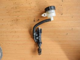 Rempomp achter Yamaha FAZER 1000