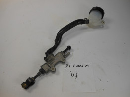 Rempomp achter Honda ST 1300 Pan European
