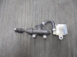 Rempomp achter Suzuki GSX S 750