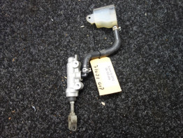 Rempomp achter Suzuki GSR 600