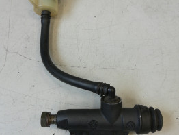 Rempomp achter Aprilia RSV 1000
