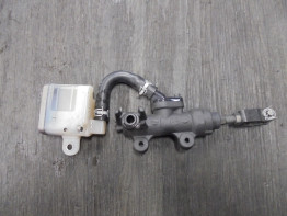 Rempomp achter Suzuki GSX S 750