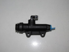 Rempomp achter Aprilia Pegaso 650