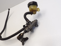 Rempomp achter Suzuki GSX F 750