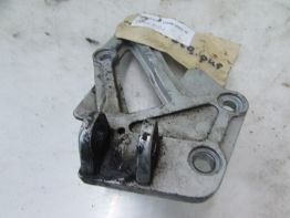 Fussrastetrager vorne rechts Kawasaki GPX 600