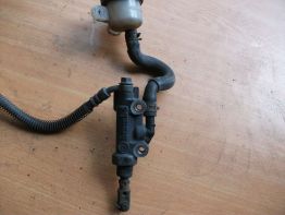 Rempomp achter Yamaha YZF 750