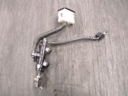 Rempomp achter Honda CB 650 R