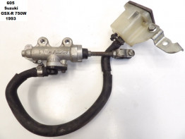 Rempomp achter Suzuki GSX R 750