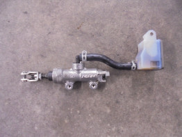 Rempomp achter Suzuki GSX 8R