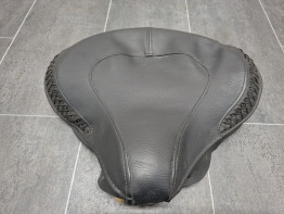 Zadel Harley Davidson FLSTSB Cross Bones