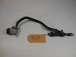 Rempomp achter Yamaha FZ8