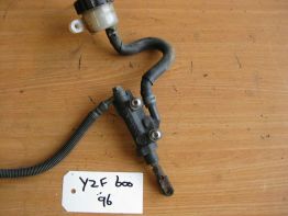 Rempomp achter Yamaha YZF 600 Thundercat