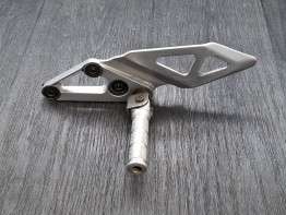 Fussrastetrager vorne links Suzuki GSX R 1100