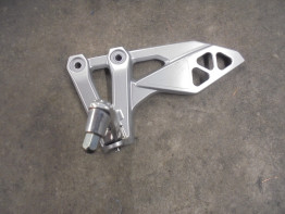 Fussrastetrager vorne links Suzuki GSX 8R