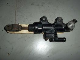 Rempomp achter Suzuki GSX F 600