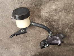 Rempomp achter Yamaha YZF R1