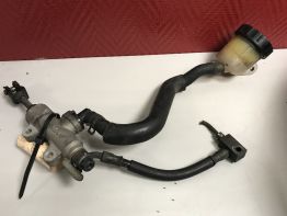 Rempomp achter Honda VFR 800 I