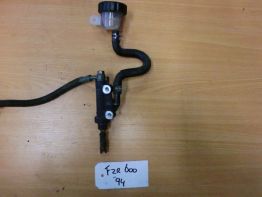 Rempomp achter Yamaha FZR 600
